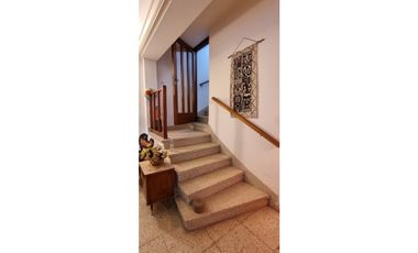 Chalet cuatro ambientes con dependencia de servicio
