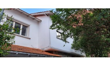Chalet cuatro ambientes con dependencia de servicio