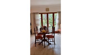 Chalet cuatro ambientes con dependencia de servicio
