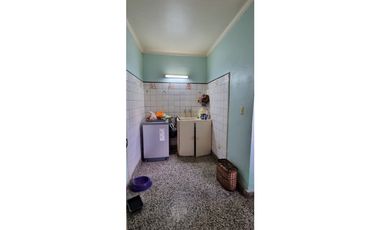 Chalet cuatro ambientes con dependencia de servicio