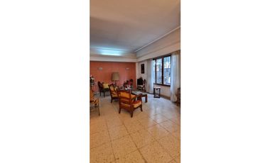 Chalet cuatro ambientes con dependencia de servicio