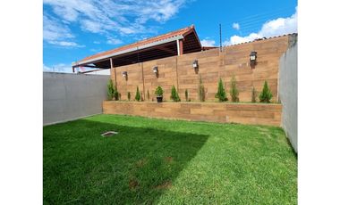 SE VENDE CASA EN LA ARBOLEDA