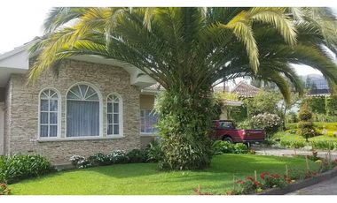 casa en venta amplia en sayausi san sebastian con area verde de 1 piso