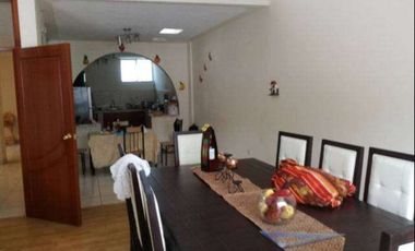 Casa con locales comerciales de venta en Otavalo