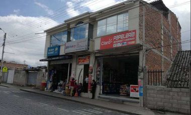 Casa con locales comerciales de venta en Otavalo