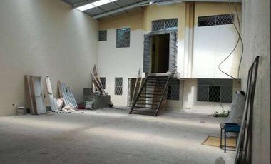 Casa con locales comerciales de venta en Otavalo