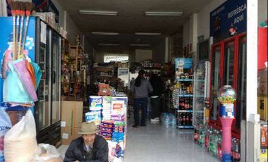 Casa con locales comerciales de venta en Otavalo