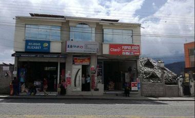 Casa con locales comerciales de venta en Otavalo