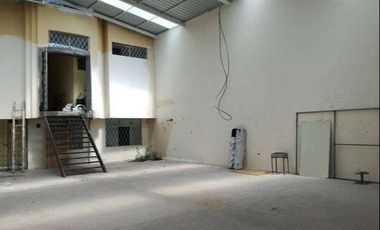 Casa con locales comerciales de venta en Otavalo