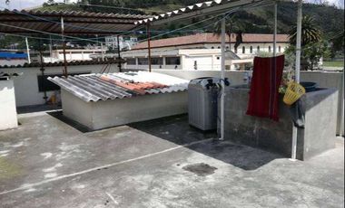 Casa con locales comerciales de venta en Otavalo