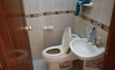 Casa con locales comerciales de venta en Otavalo