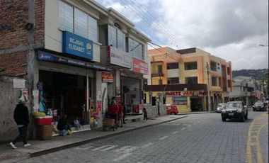 Casa con locales comerciales de venta en Otavalo