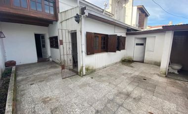 CHALET 5 AMBIENTES MORENO Y CHAMPAGNAT. Chalet en Venta.