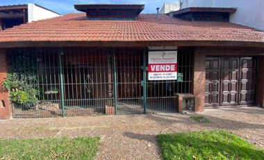 CHALET 5 AMBIENTES MORENO Y CHAMPAGNAT. Chalet en Venta.