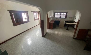 CHALET 5 AMBIENTES MORENO Y CHAMPAGNAT. Chalet en Venta.
