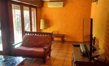 EXCELENTE CASA DE 4 AMBIENTES EN LOTE 10X56 EN VENTA - VILLA SARMIENTO