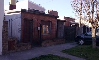 Casa CENTRICA de 2 Dormitorios, en buen estado. Garage para 2 vehículos - Quincho -