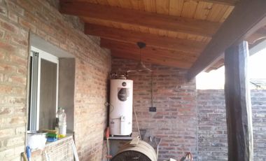 Casa CENTRICA de 2 Dormitorios, en buen estado. Garage para 2 vehículos - Quincho -