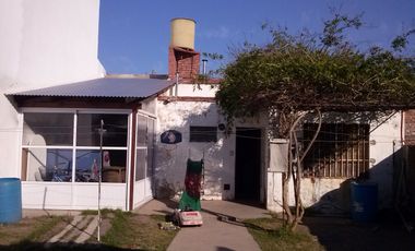 Casa CENTRICA de 2 Dormitorios, en buen estado. Garage para 2 vehículos - Quincho -