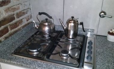 Casa CENTRICA de 2 Dormitorios, en buen estado. Garage para 2 vehículos - Quincho -