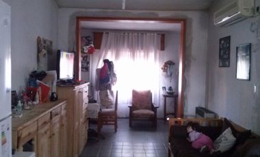 Casa CENTRICA de 2 Dormitorios, en buen estado. Garage para 2 vehículos - Quincho -