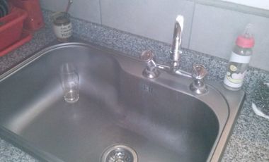 Casa CENTRICA de 2 Dormitorios, en buen estado. Garage para 2 vehículos - Quincho -