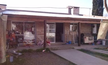 Casa CENTRICA de 2 Dormitorios, en buen estado. Garage para 2 vehículos - Quincho -