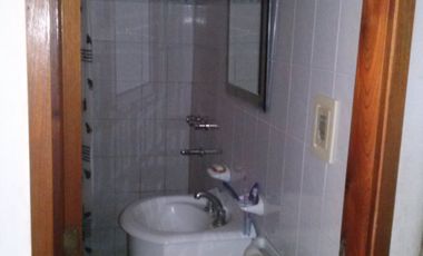 Casa CENTRICA de 2 Dormitorios, en buen estado. Garage para 2 vehículos - Quincho -