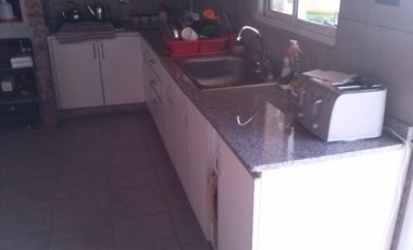 Casa CENTRICA de 2 Dormitorios, en buen estado. Garage para 2 vehículos - Quincho -