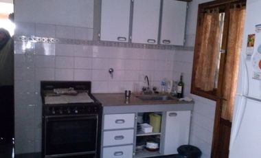 Casa CENTRICA de 2 Dormitorios, en buen estado. Garage para 2 vehículos - Quincho -