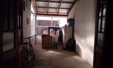 Casa CENTRICA de 2 Dormitorios, en buen estado. Garage para 2 vehículos - Quincho -
