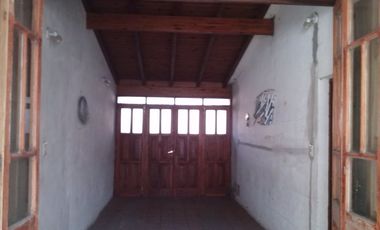 Casa CENTRICA de 2 Dormitorios, en buen estado. Garage para 2 vehículos - Quincho -