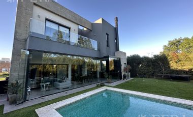 Venta casa de 4 ambientes con piscina y cochera en Nuevo Quilmes