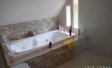 Chalet ubicado a 600 metros de Avenida Espora .