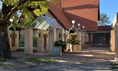 Chalet ubicado a 600 metros de Avenida Espora .