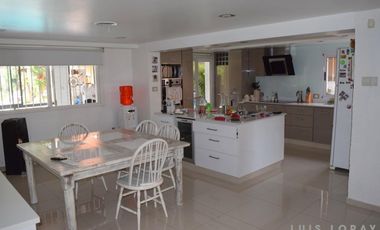 Chalet ubicado a 600 metros de Avenida Espora .