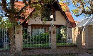 Chalet ubicado a 600 metros de Avenida Espora .