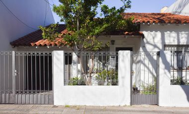 Casa 2 dormitorios en venta La Plata cochera patio