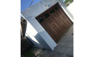 Se vende casa americana de 3 amb con garage/parrilla.