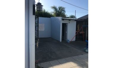 Se vende casa americana de 3 amb con garage/parrilla.