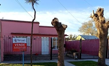 Se vende casa americana de 3 amb con garage/parrilla.