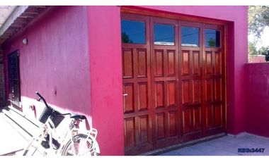 Se vende casa americana de 3 amb con garage/parrilla.