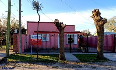 Se vende casa americana de 3 amb con garage/parrilla.