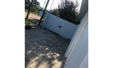 Se vende casa americana de 3 amb con garage/parrilla.