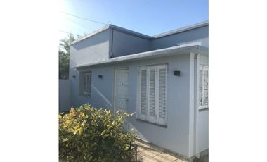 Se vende casa americana de 3 amb con garage/parrilla.