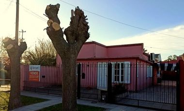 Se vende casa americana de 3 amb con garage/parrilla.