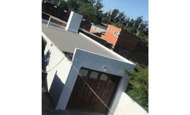 Se vende casa americana de 3 amb con garage/parrilla.