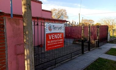 Se vende casa americana de 3 amb con garage/parrilla.