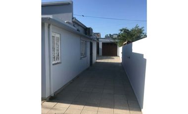 Se vende casa americana de 3 amb con garage/parrilla.