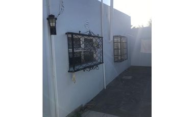 Se vende casa americana de 3 amb con garage/parrilla.